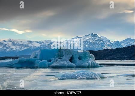 Lago Argentino, parco nazionale Los Glaciares, Patagonia, Argentina, Sud America. Enormi pezzi di ghiaccio galleggiante. Foto Stock