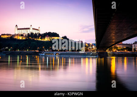 Bratislava, Slovacchia, centro Europa. Il castello di Bratislava dalle sponde del fiume Danubio. Foto Stock