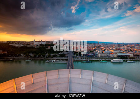Bratislava, Slovacchia, centro Europa. Vista panoramica dalla terrazza UFO ristorante sul Novy più bridge. Foto Stock