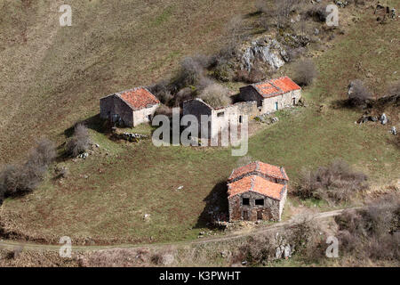 Capanne in Valle de Las Monetas, sul modo di Naranjo de Bulnes, Sotres, Picos de Europa, Asturias, Spagna Foto Stock