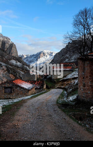 La bella strada del villaggio di Vegas del Toro, vicino Sotres, dopo un lieve tarda primavera nevicata, sotres, Bulnes, Picos de Europa, Asturias, Spagna Foto Stock