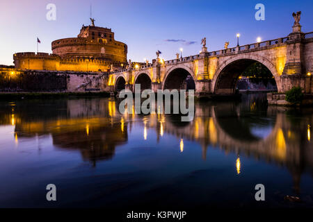 Roma, Lazio, l'Italia, l'Europa. Vista del Ponte Sant'Angelo e Castel Sant'Angelo. Foto Stock