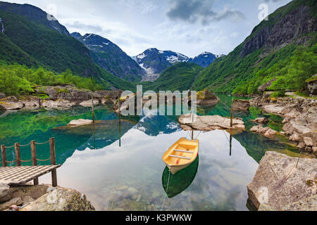 Barca al lago Bondhus e glacier Bondhusbreen in background come parte del ghiacciaio Folgefonna, Folgefonna National Park, Kvinnherad,Hordaland, Norvegia Foto Stock