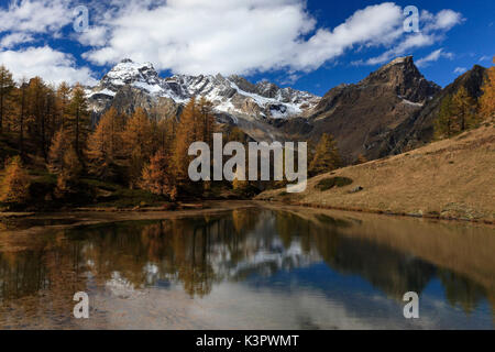 La riflessione in Lago del Sangiatto in Alpe Devero in autunno, provincia di Verbano Cusio - Ossola, Piemonte, Italia Foto Stock