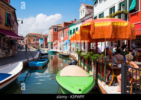 Burano, Venezia, Veneto, Nord Est Italia, l'Europa. Ristoranti lungo il canale. Foto Stock