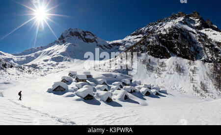 Con le racchette da neve presso il fantastico Alpe Lendine, quasi completamente coperto di neve incredibili che abbiamo avuto in inverno 2013-14 Foto Stock