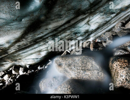 Subglacial flusso di acqua, ghiacciaio Venerocolo caverna di ghiaccio, Adamello, Lombardia, Italia Foto Stock