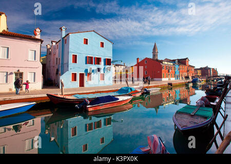 Barche in appoggio lungo uno dei molti canali di l'isola di Burano, il più visitato isola sulla Laguna di Venezia, Venezia Veneto Italia Europa Foto Stock