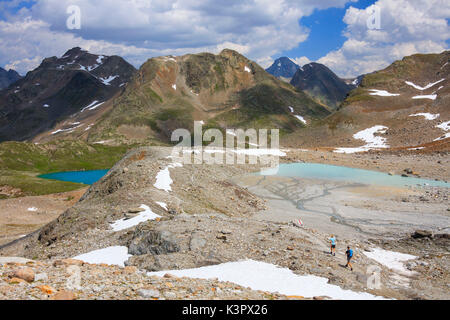 Gli escursionisti tra laghi turchesi e picchi rocciosi in estate Joriseen Jörifless passano nel canton Grigioni Engadina Svizzera Europa Foto Stock