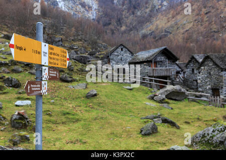 Segno indicante il bellissimo villaggio di Calnegia, Val Bavona, sul "percorso della transumanza", Valle Maggia, Foroglio, Canton Ticino, Svizzera Foto Stock