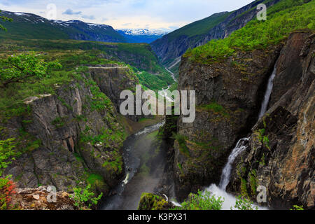 Cascata di Voringfossen e selvaggio canyon, Eidfjord, Hordaland, Norvegia Foto Stock