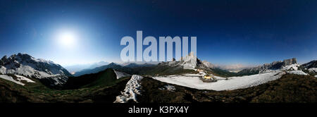360° luna piena pernottamento pano dal Passo Giau, Dolomiti, Veneto, Belluno, Italia Foto Stock