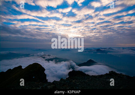 Due strati di cloud, Monte Legnone, Lombardia, Italia Foto Stock