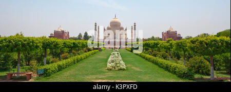 Il Taj Mahal è situato sulla riva destra del fiume Yamuna in un vasto giardino di Mughal che comprende quasi 17 ettari, nel distretto di Agra in Uttar Pradesh. È stata costruita dall'imperatore Mughal Shah Jahan in memoria della moglie Mumtaz Mahal Agra, India Foto Stock