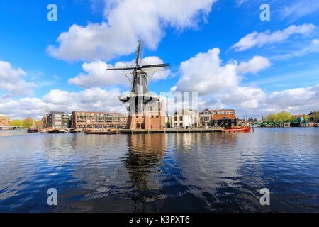 Vista del mulino a vento De Adriaan riflessa nel canale del fiume Spaarne Haarlem Olanda settentrionale dei Paesi Bassi in Europa Foto Stock