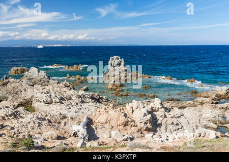 Bianche scogliere rocciose incorniciata dal mare turchese Santa Teresa di Gallura in provincia di Sassari Sardegna Italia Europa Foto Stock