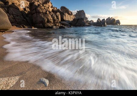 Onde che si infrangono sulla spiaggia sabbiosa incorniciata da alte scogliere di Capo Testa a Santa Teresa di Gallura in provincia di Sassari Sardegna Italia Europa Foto Stock