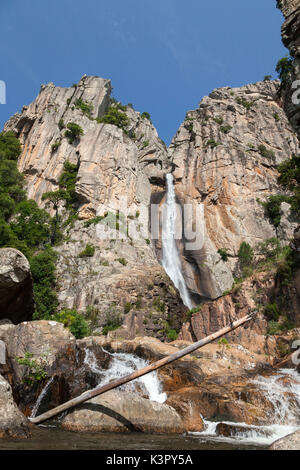La Piscia di Gallo cascata circondata da rocce granitiche e piscine naturali Zonza Corsica del Sud Francia Europa Foto Stock