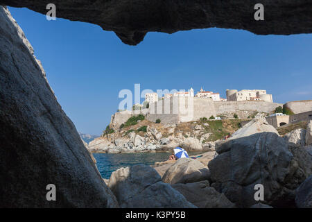 Vista dell'antica cittadella fortificata da una grotta marina Calvi Balagne regione nord-ovest Corsica Francia Europa Foto Stock