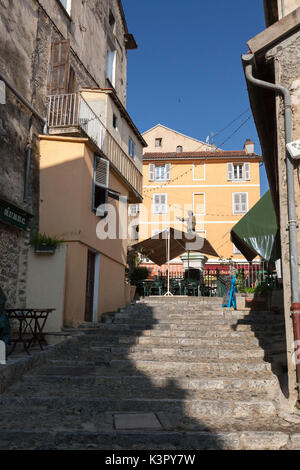 Un antico in pietra della scalinata nei vicoli della città vecchia corte Haute-Corse Corsica Francia Europa Foto Stock