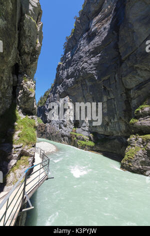 Passaggi Pedonali sul torrente attraverso il calcare gola scavata dal fiume Aare Gorge Oberland Bernese Cantone di Uri in Svizzera Europa Foto Stock