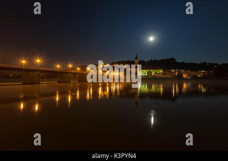 Vista notturna della città vecchia con la torre campanaria e la luna piena riflessa nel fiume Passau Bassa Baviera Germania Europa Foto Stock