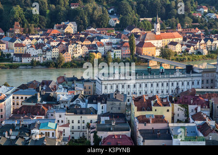 Vista superiore del tipico edifici e case serie tra verdi colline e lungo il fiume Passau Bassa Baviera Germania Europa Foto Stock