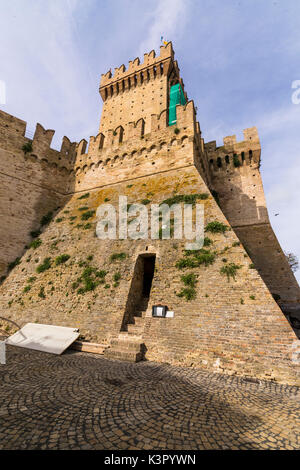 Il castello e la Rocca del borgo medievale arroccato sulla collina Offagna Provincia di Ancona Marche Italia Europa Foto Stock