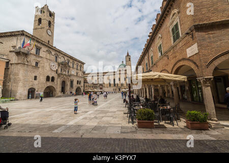 Vista degli edifici storici e Chiesa di San Francesco in Piazza del Popolo Ascoli Piceno Marche Italia Europa Foto Stock