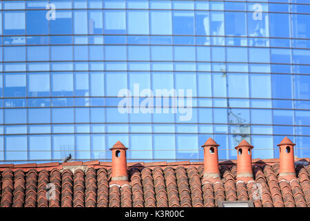 Il contrasto tra il vecchio case tipiche e nuovi edifici moderni e grattacieli milano lombardia italia Europa Foto Stock