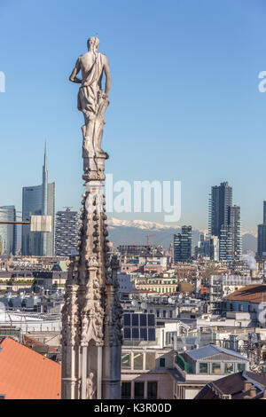 Il marmo bianco spiers del Duomo il telaio skyscraoers di milano lombardia italia Europa Foto Stock