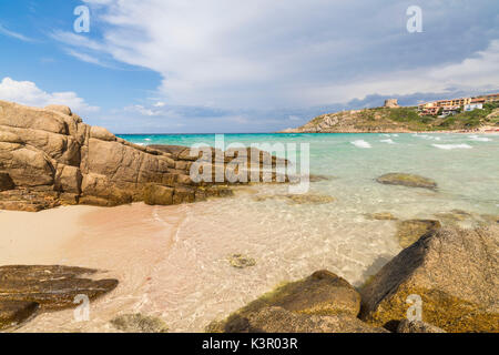 Il mare turchese cornici del villaggio circondato dalla spiaggia di sabbia di Santa Teresa di Gallura in provincia di Sassari Sardegna Italia Europa Foto Stock