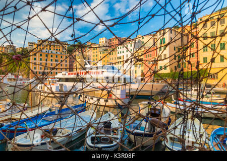 Rete da pesca telai Harbour e il borgo di Camogli Golfo Paradiso Portofino Parco Nazionale La provincia di Genova Liguria Italia Europa Foto Stock