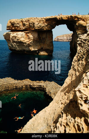 La Finestra Azzurra è Gozo iconici flat-sormontato roccia naturale arch a Dwejra Malta l'Europa. L'arco crollato nel marzo 2017 e non esiste più. Foto Stock