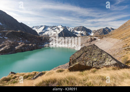 Vista del lago Baitone e alte vette in background la Val Malga Parco Regionale dell'Adamello provincia di Brescia Lombardia Italia Europa Foto Stock