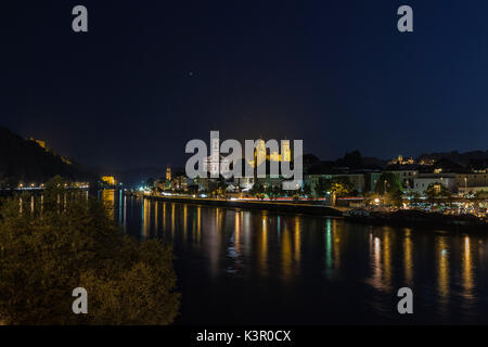 Vista notturna della città vecchia con i tipici edifici e case si riflette nel fiume Passau Bassa Baviera Germania Europa Foto Stock