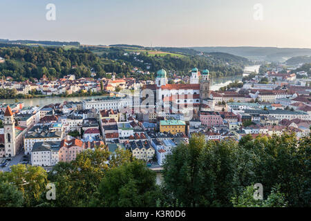 Vista superiore del tipico edifici e case serie tra verdi colline e lungo il fiume Passau Bassa Baviera Germania Europa Foto Stock