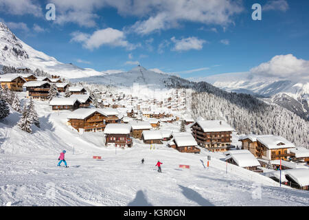 Gli sciatori sulle piste da sci il telaio il tipico paese alpino di Bettmeralp distretto di Raron nel canton Vallese Svizzera Europa Foto Stock