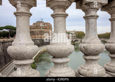 Il palazzo antico di Castel Sant'Angelo con le statue degli angeli sul ponte sul fiume Tevere Roma Lazio Italia Europa Foto Stock