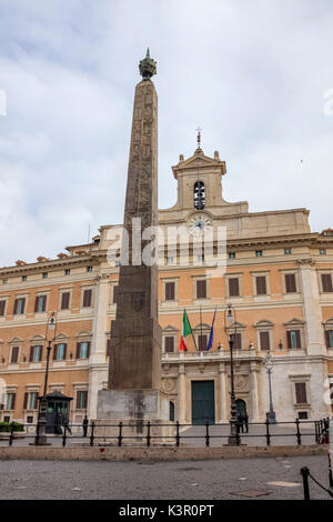 Vista della piazza con l'obelisco di Palazzo Montecitorio sede della Camera dei Deputati italiana Roma Lazio Italia Europa Foto Stock