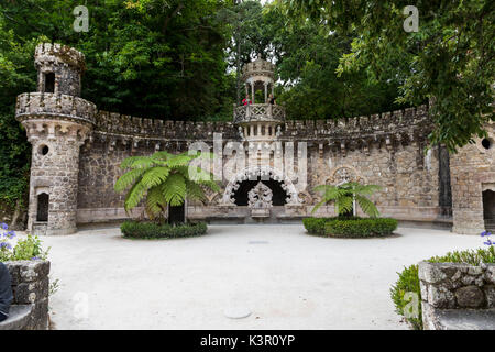 L'antico portale dei guardiani presso il padiglione centrale della Quinta da Regaleira station wagon Sintra Portogallo Europa proprietà Foto Stock