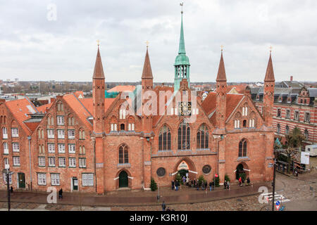 L'architettura gotica della facciata della cattedrale con la tipica torre campanaria Lübeck Schleswig Holstein Germania Europa Foto Stock