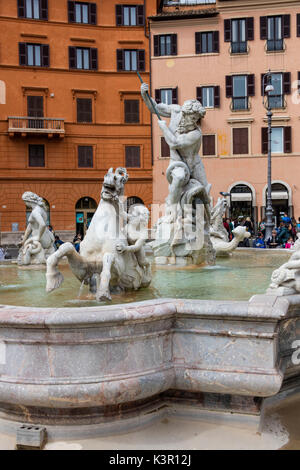 La fontana del Nettuno con le statue antiche si trova sul lato nord di Piazza Navona Roma Lazio Italia Europa Foto Stock