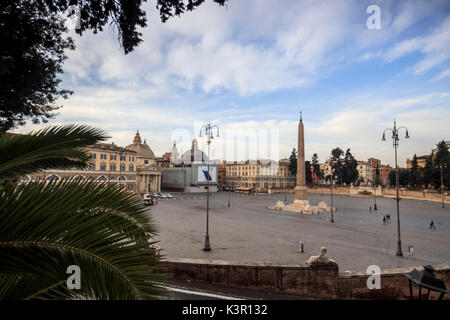 Vista dalla terrazza del Pincio che si affaccia su Piazza del Popolo verso la Basilica di San Pietro Roma Lazio Italia Europa Foto Stock