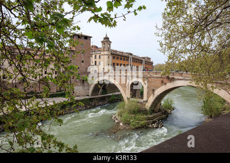 Vista del Lungotevere boulevard che corre lungo il fiume Tevere con i tipici palazzi e ponti, Roma Lazio Italia Europa Foto Stock