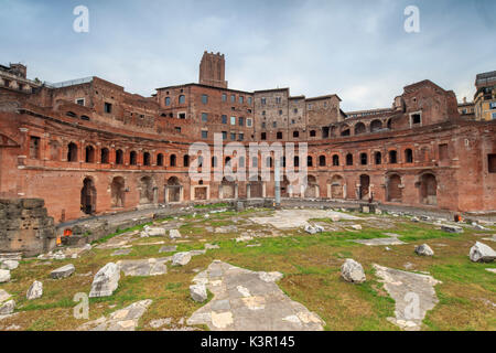 Le luci del tramonto sul Foro Traiano e rovine dell antico impero Romano Roma Lazio Italia Europa Foto Stock