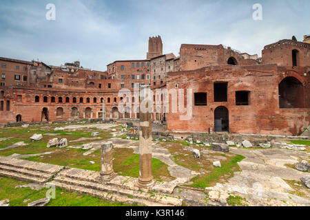 Le luci del tramonto sul Foro Traiano e rovine dell antico impero Romano Roma Lazio Italia Europa Foto Stock