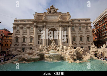 Vista la barocca fontana di Trevi decorato con statue e lesene corinzie Roma Lazio Italia Europa Foto Stock