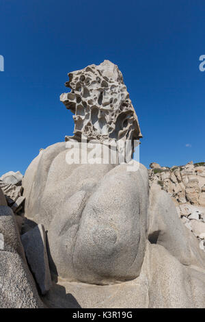 Il sole splende sulle bianche rocce erose dal vento che incorniciano la blue sky Punta Molentis Villasimius Cagliari Sardegna Italia Europa Foto Stock