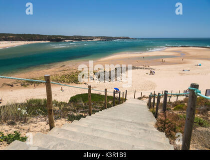 Vista della spiaggia di sabbia di Vila nova de Milfontes circondata dall'oceano blu Odemira Regione Alentejo Portogallo Europa Foto Stock